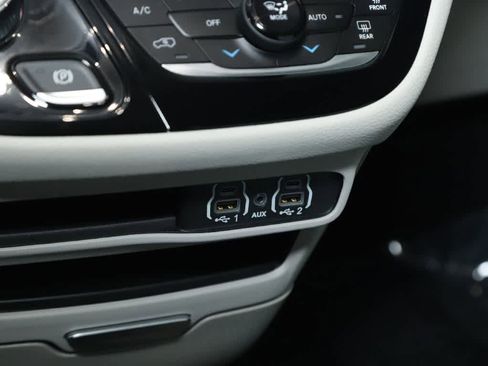 Used 2023 Chrysler Pacifica Touring-L image 26