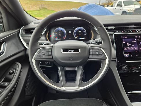 New 2025 Jeep Grand Cherokee L Altitude image 16