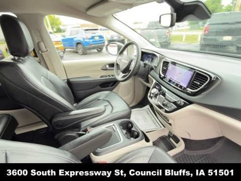 Used 2023 Chrysler Pacifica Touring-L FWD image 35