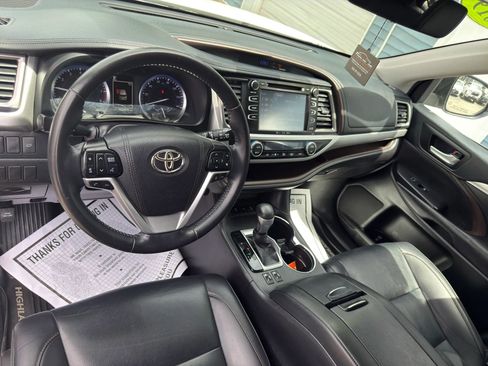 Used 2019 Toyota Highlander XLE AWD/4WD image 9