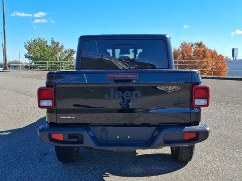 Certified 2024 Jeep Gladiator Sport image 5