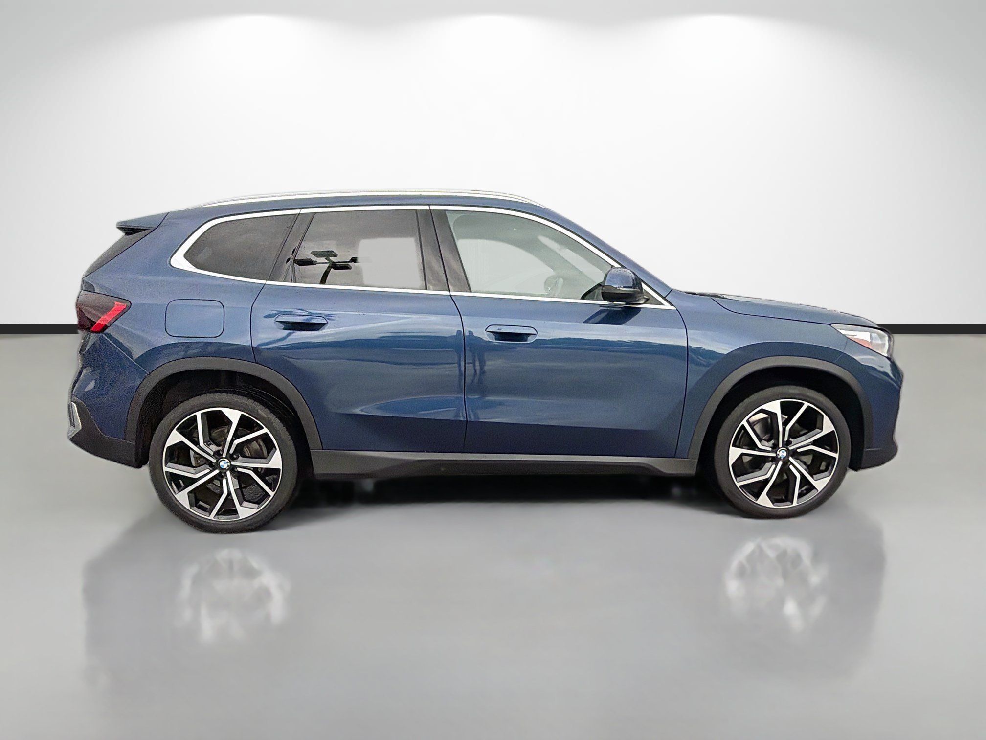 Used 2023 BMW X1 xDrive28i w/ Convenience Package AWD/4WD image 2