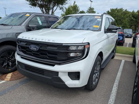 Used 2025 Ford Expedition Active AWD/4WD image 3
