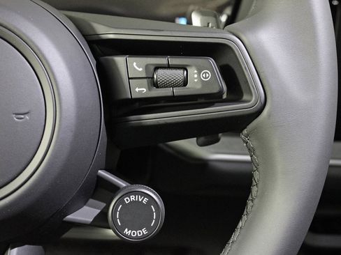 Used 2025 Porsche Cayenne image 25