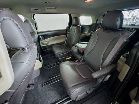 Used 2025 Kia Carnival FWD image 22