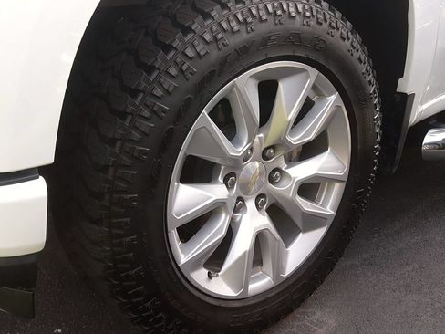 Used 2020 Chevrolet Silverado 1500 Custom w/ Custom Value Package AWD/4WD image 3