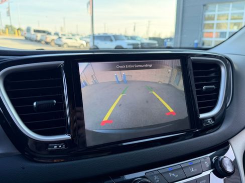 Used 2024 Chrysler Pacifica Touring-L image 25