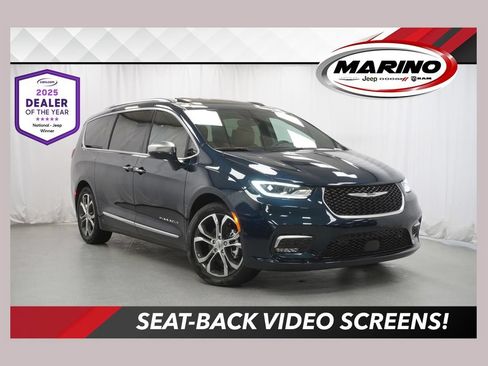 Used 2024 Chrysler Pacifica Pinnacle FWD image 1