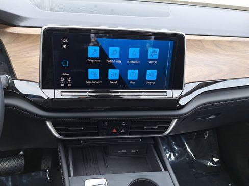 Certified 2025 Volkswagen Atlas SE image 20
