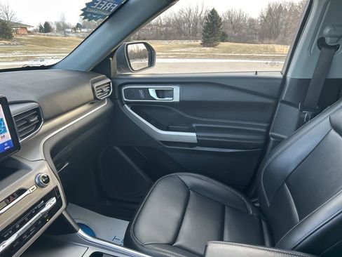 Used 2022 Ford Explorer XLT w/ Equipment Group 202A image 29