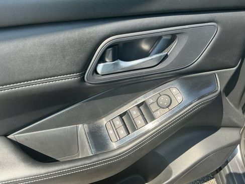 Used 2025 Nissan Rogue SV w/ SV Premium Package FWD image 16