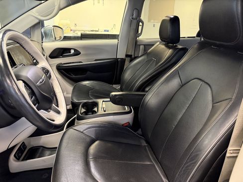 Used 2020 Chrysler Pacifica Limited image 16