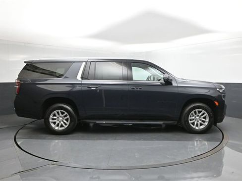 Used 2022 Chevrolet Suburban LT w/ Luxury Package image 26