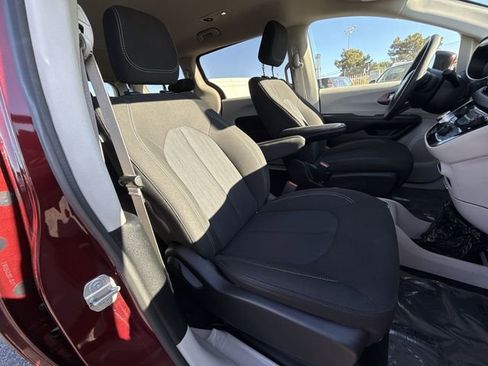 Used 2023 Chrysler Voyager LX image 18