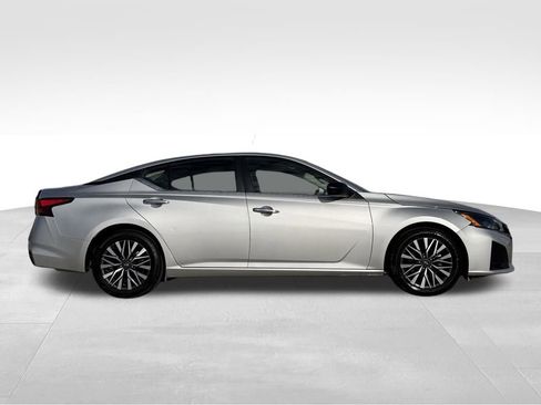 Used 2024 Nissan Altima 2.5 SV image 2