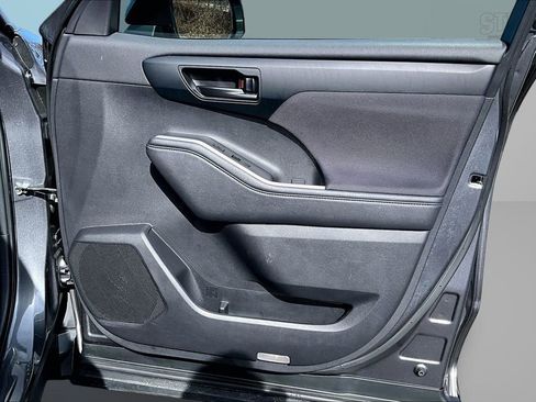 Used 2024 Toyota Highlander LE image 27