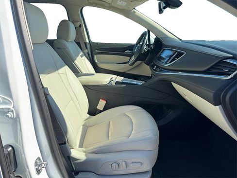 Used 2022 Buick Enclave Essence image 15