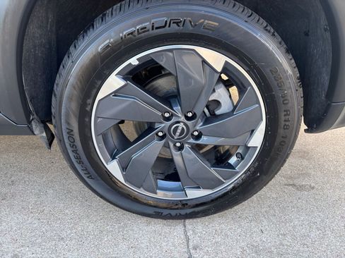 Used 2025 Nissan Rogue SV image 32