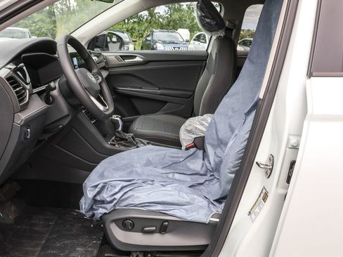 Used 2025 Volkswagen Taos SE image 4