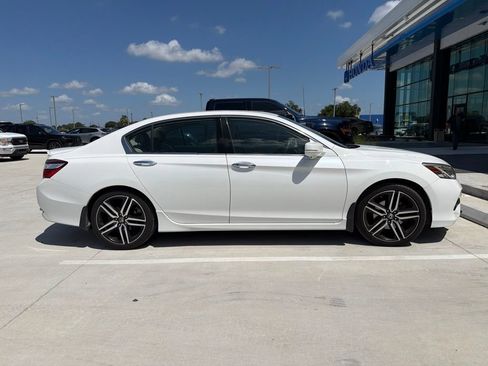 Used 2017 Honda Accord Touring image 4