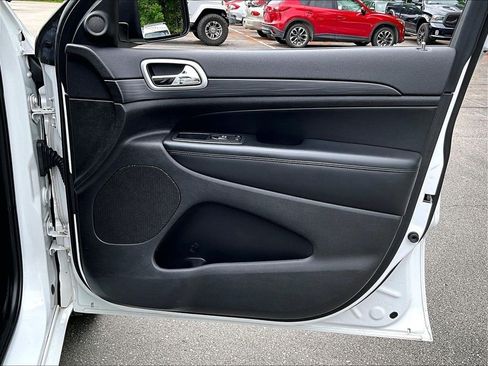 Used 2019 Jeep Grand Cherokee Altitude AWD/4WD image 12