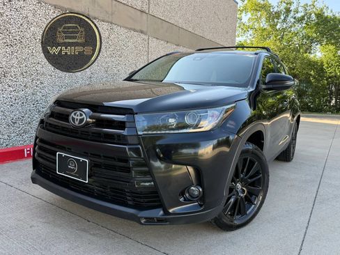 Used 2019 Toyota Highlander SE w/ Nightshade Edition FWD image 1