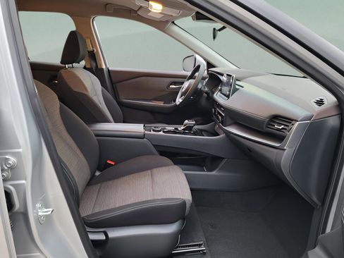 Used 2023 Nissan Rogue SV image 11