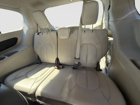 Used 2017 Chrysler Pacifica Touring-L FWD image 15