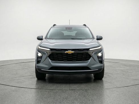 Used 2025 Chevrolet Trax LT FWD image 2