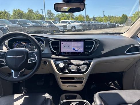 Used 2023 Chrysler Pacifica Touring-L FWD image 23