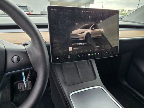 Used 2022 Tesla Model Y Long Range image 14