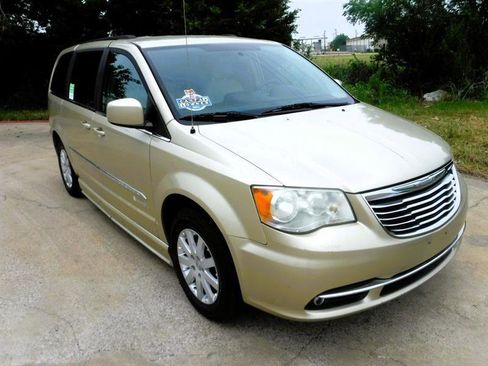 Used 2011 Chrysler Town & Country Touring-L w/ Trailer Tow Group FWD image 3
