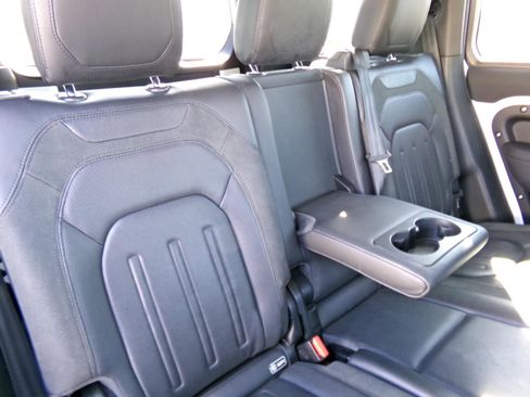 Used 2020 Land Rover Defender 110 SE image 12