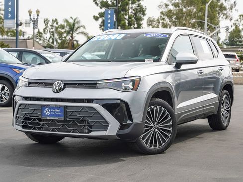 Certified 2025 Volkswagen Taos SE image 1