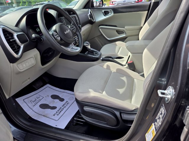 Used 2025 Kia Soul LX w/ LX Technology Package FWD image 10