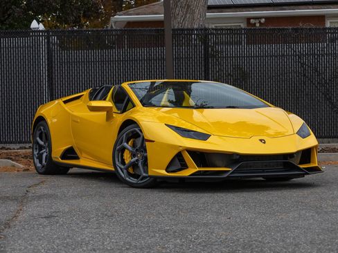 Used 2024 Lamborghini Huracan EVO image 3