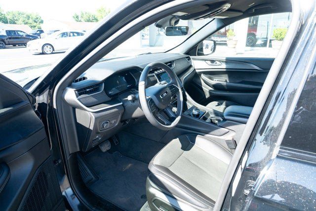 Certified 2025 Jeep Grand Cherokee Altitude AWD/4WD image 14