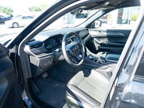 Certified 2025 Jeep Grand Cherokee Altitude AWD/4WD image 14