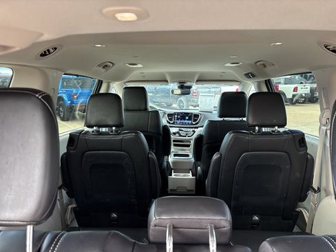 Used 2024 Chrysler Pacifica Touring-L FWD image 42