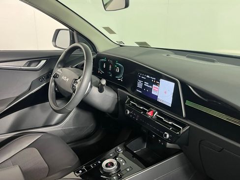 Used 2023 Kia Niro EX image 29