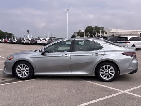 Used 2022 Toyota Camry LE FWD image 3