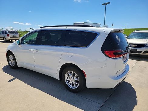Used 2022 Chrysler Pacifica Touring-L w/ Uconnect Theater Family Group FWD image 4