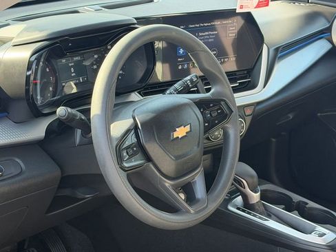 Used 2025 Chevrolet Trax LS w/ LS Convenience Package FWD image 10