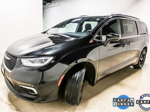 Used 2022 Chrysler Pacifica Touring image 2