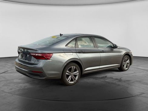 Used 2024 Volkswagen Jetta SE FWD image 9