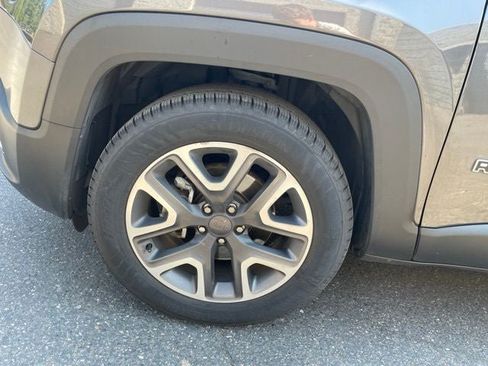 Used 2018 Jeep Renegade Latitude w/ Advanced Technology Group FWD image 11