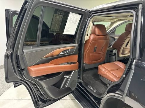 Used 2020 Cadillac Escalade Luxury w/ Escalade Sport Edition AWD/4WD image 26
