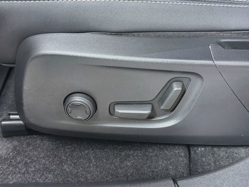 Certified 2023 Volvo C40 P8 Recharge Ultimate AWD/4WD image 18