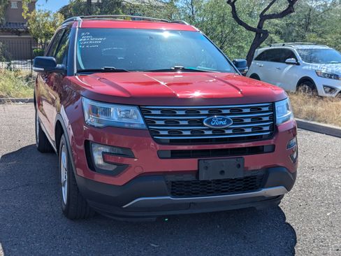Used 2016 Ford Explorer XLT image 2
