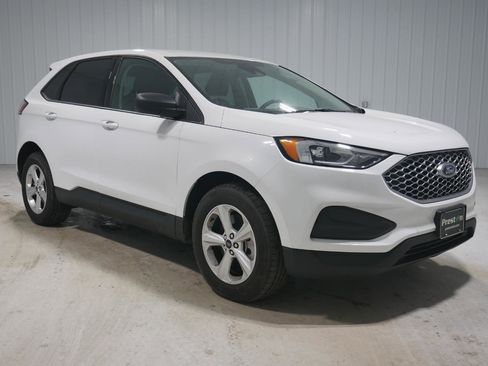 Used 2024 Ford Edge SE image 3